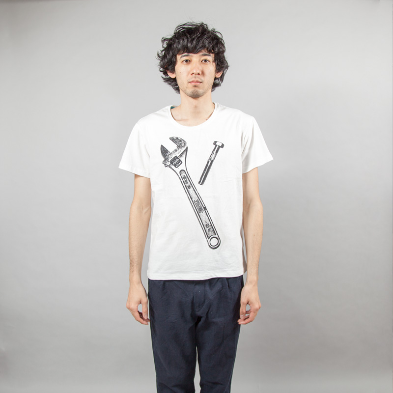 スパナー+ボルト デザインTシャツ 男性モデル正面