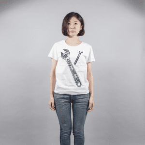 スパナー+ボルト デザインTシャツ 女性モデル正面